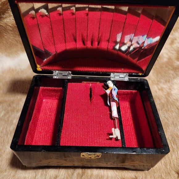 Antique Japanese Lacquered Music Box With Geisha Ballerina & Scenic Design Shell - Picture 2 of 14